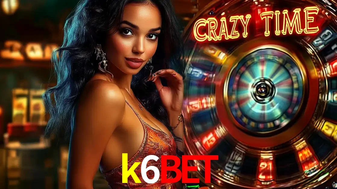 Mulher elegante ao lado da vibrante roda da fortuna do jogo de cassino ao vivo Crazy Time, um dos game shows mais populares e cheios de prêmios do k6bet.